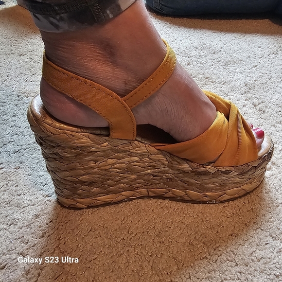 Buckled Wedge Platform Sandle size 6. - Picture 8 of 14